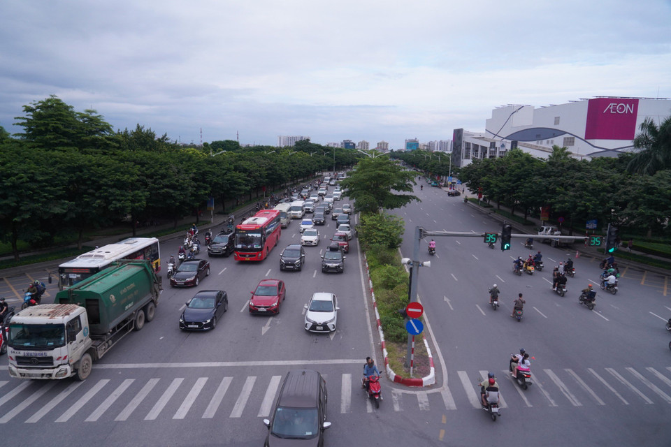 Tại ngã tư Cổ Linh-Đàm Quan Trung, giao thông cũng thông thoáng, thuận lợi. (Ảnh: PV/Vietnam+)