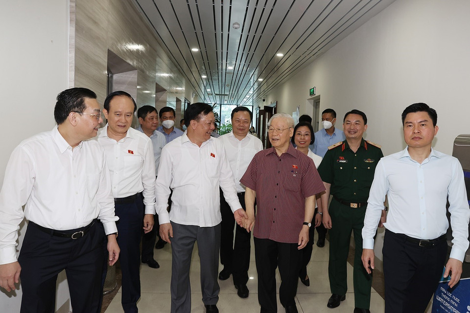 Sáng 12/5, Tổng Bí thư Nguyễn Phú Trọng cùng các đại biểu Quốc hội Đơn vị bầu cử số 1 thuộc Đoàn đại biểu Quốc hội thành phố Hà Nội dự Hội nghị tiếp xúc cử tri quận Đống Đa, Ba Đình, Hai Bà Trưng trước Kỳ họp thứ ba, Quốc hội khóa XV tại trụ sở quận Đống Đa. (Ảnh: Trí Dũng/TTXVN)