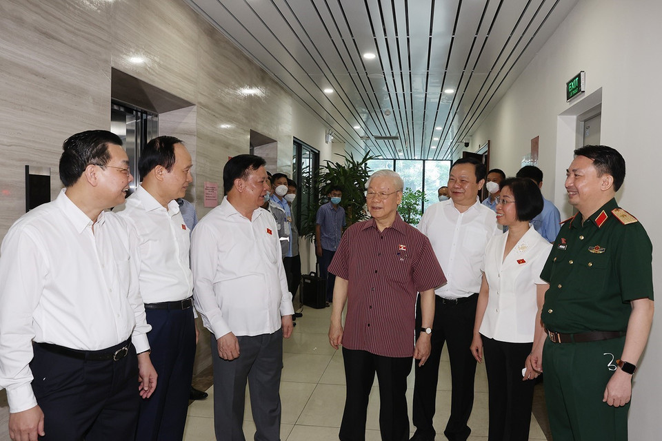 Tổng Bí thư Nguyễn Phú Trọng với các đại biểu dự hội nghị tiếp xúc cử tri. (Ảnh: Trí Dũng/TTXVN)