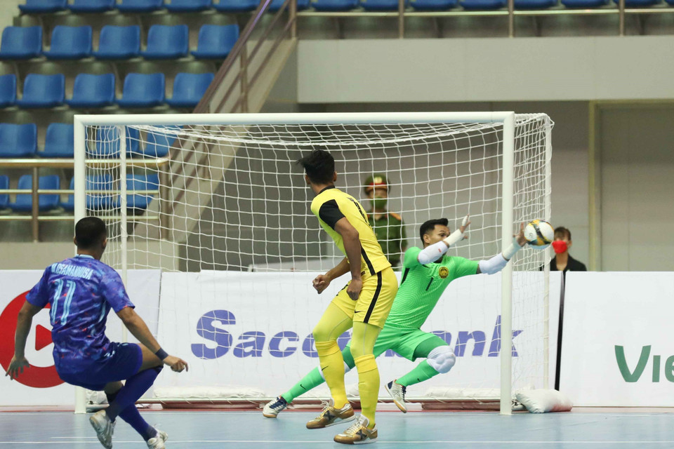 Thủ môn đội Thái Lan cản phá thành công pha dứt điểm của Muhammad Azri Bin Rahman (số 11 - Malaysia). (Ảnh: Thanh Tùng/TTXVN)