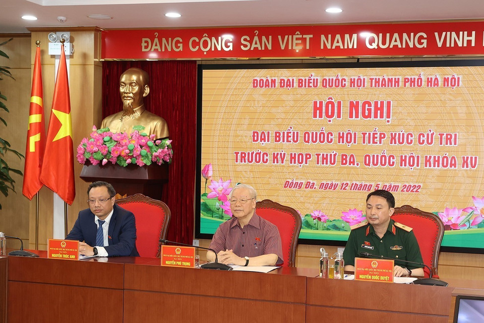 Tổng Bí thư Nguyễn Phú Trọng lắng nghe ý kiến cử tri. (Ảnh: Trí Dũng/TTXVN)