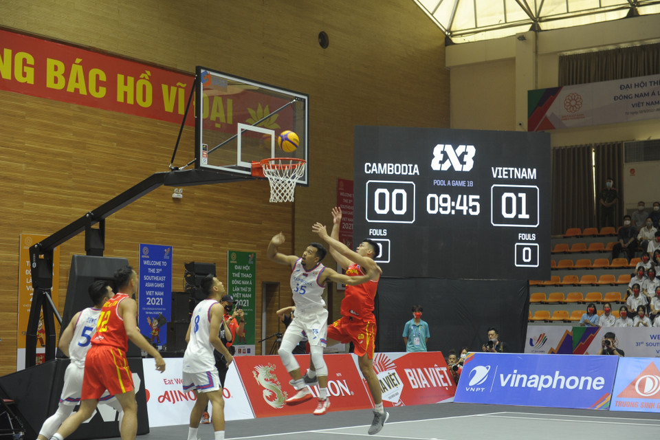 Đội tuyển Bóng rổ nam Việt Nam (áo đỏ) thi đấu với đội tuyển Cambodia (áo trắng). (Ảnh: Mạnh Khánh/TTXVN)