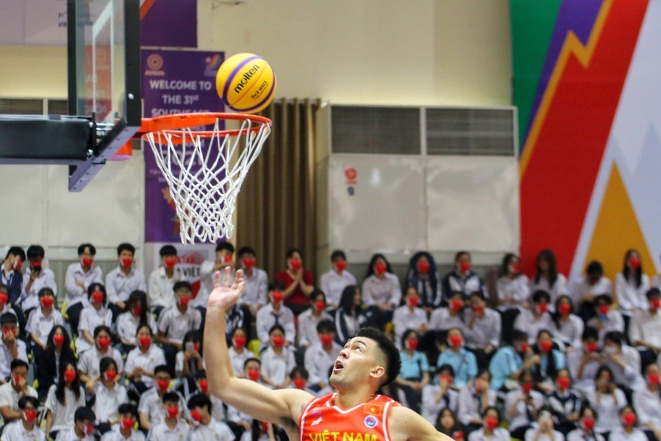 Đội tuyển Bóng rổ nam Việt Nam (áo đỏ) có trận mở màn thắng Campuchia (áo trắng) với tỷ số 22-11. (Ảnh: Tuấn Đức/TTXVN)