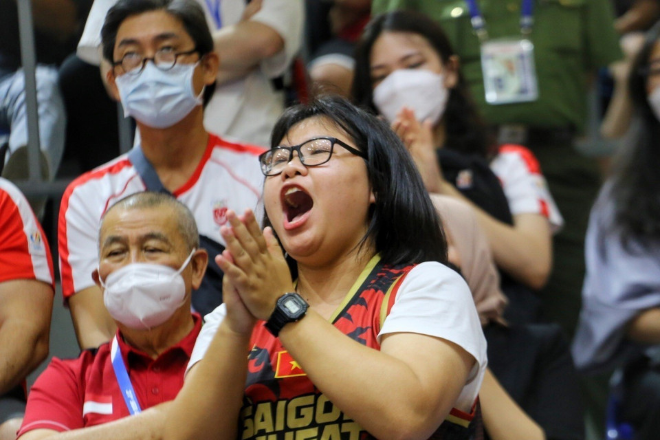 Khán giả Việt Nam bùng nổ trước những pha ghi điểm của đội nhà trong trận ra quân của đội tuyển Bóng rổ 3x3 nam Việt Nam giành thắng lợi 22-11 trước đội tuyển Campuchia. (Ảnh: Tuấn Đức/TTXVN)