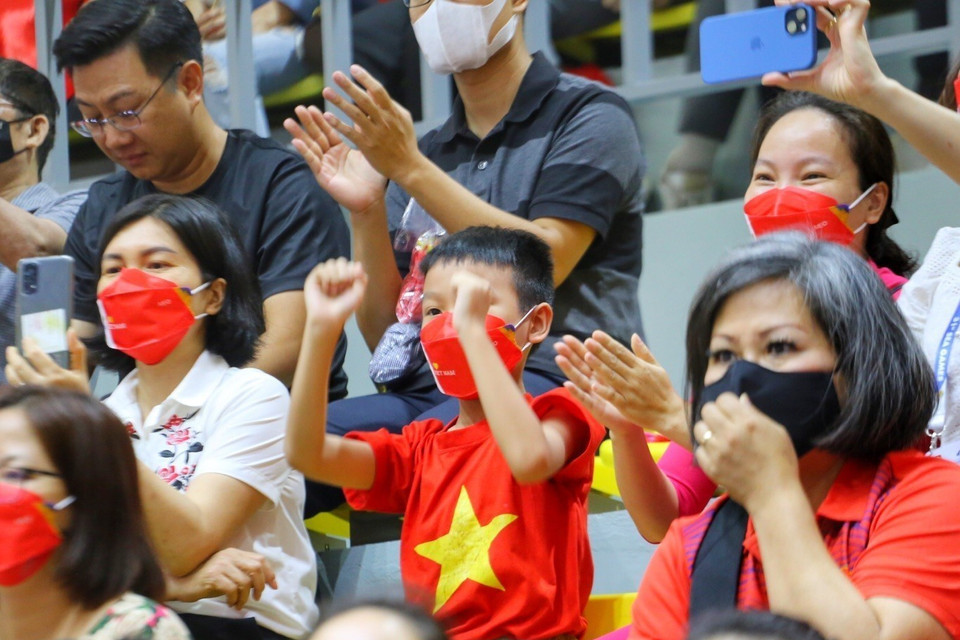 Các khán giả cổ động nhiệt tình cho 2 đội. (Ảnh: Tuấn Đức/TTXVN)