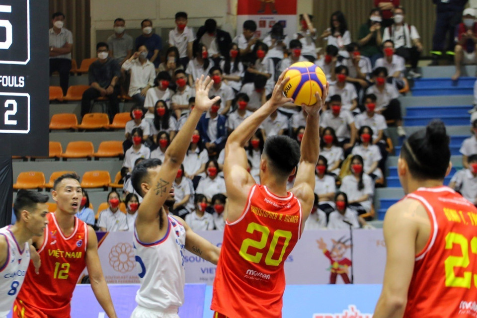 Trong trận ra quân, đội tuyển Bóng rổ nam Việt Nam (áo đỏ) thắng Campuchia (áo trắng) với tỷ số 22-11. (Ảnh: Tuấn Đức/TTXVN)