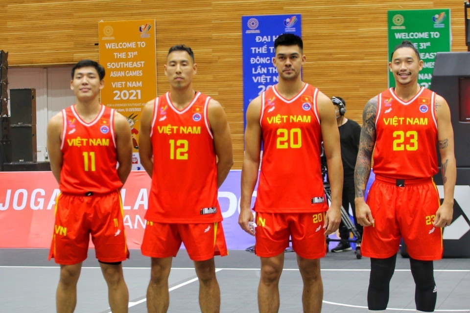 Đội hình ra quân của đội tuyển Bóng rổ 3x3 nam Việt Nam trong trận gặp đội tuyển Campuchia. (Ảnh: Tuấn Đức/TTXVN)