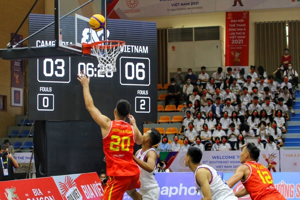 Pha ghi điểm của Chris Dierker (20, áo đỏ, Việt Nam) trong trận ra quân thắng nam Campuchia (áo trắng) với tỷ số 22-11. (Ảnh: Tuấn Đức/TTXVN)