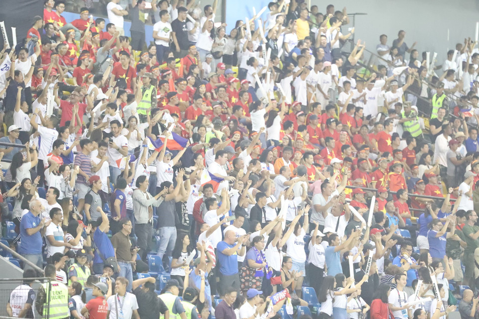 Cổ động viên Việt Nam ăn mừng bàn thắng của Văn Đức (hiệp 2). (Ảnh: Hoàng Linh/TTXVN)