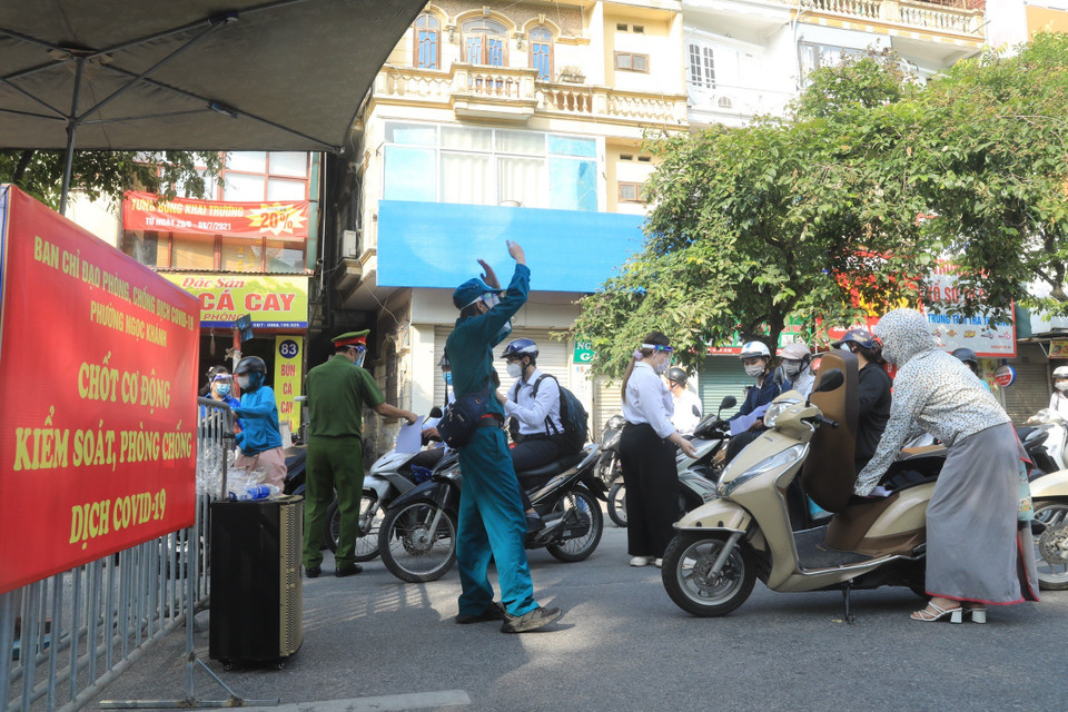 Một chốt kiểm soát trên phố Đào Tấn. (Ảnh: Lâm Khánh/TTXVN) 