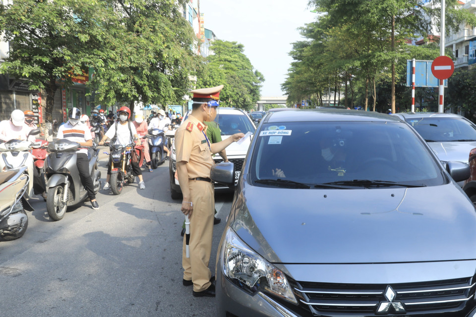 Trước những diễn biến phức tạp của dịch COVID-19, Hà Nội siết chặt việc thực hiện Chị thị 16 của Thủ tướng bằng việc thành lập nhiều chốt kiểm tra, yêu cầu người dân ra ngoài, đi làm phải có giấy tờ tùy thân, giấy xác nhận đi làm có đóng dấu của cơ quan, đơn vị. (Ảnh: Lâm Khánh/TTXVN) 