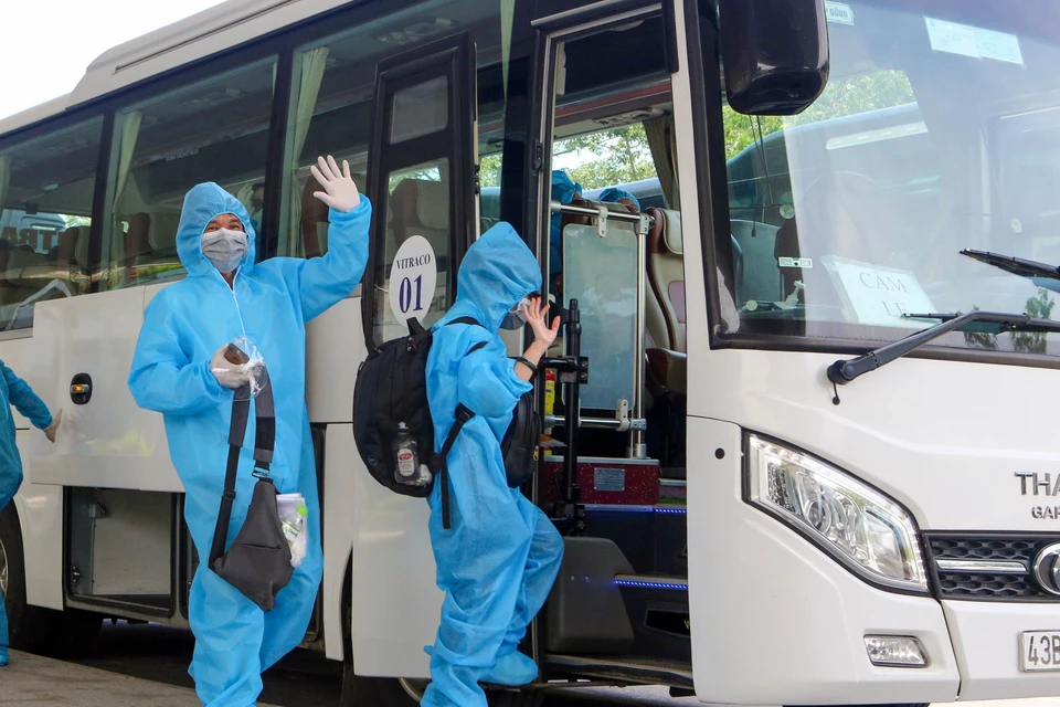 Công dân Đà Nẵng lên xe ôtô về nơi cách ly sau chặng bay từ Thành phố Hồ Chí Minh về Đà Nẵng. (Ảnh: Trần Lê Lâm/TTXVN)