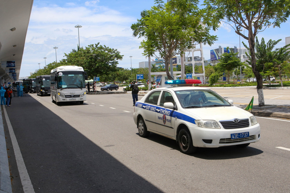 Xe cảnh sát giao thông dẫn đường đoàn xe đưa người đi cách ly từ Thành phố Hồ Chí Minh về. (Ảnh: Trần Lê Lâm/TTXVN)