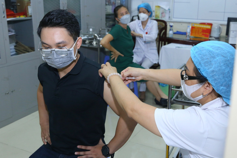 Tiêm vaccine Moderna cho người dân quận Hoàn Kiếm sáng 28/7. (Ảnh: Hoàng Hiếu/TTXVN)