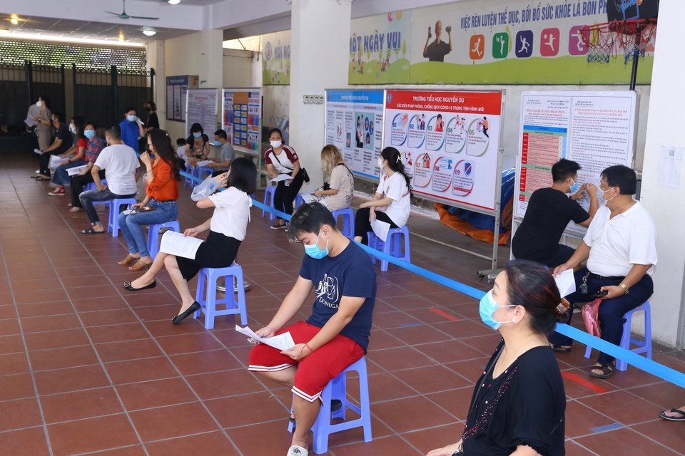 Người dân quận Hoàn Kiếm chờ tiêm vaccine. (Ảnh: Hoàng Hiếu/TTXVN)