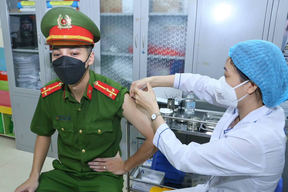Tiêm vaccine Moderna cho đối tượng ưu tiên quận Hoàn Kiếm sáng 28/7. (Ảnh: Hoàng Hiếu/TTXVN)