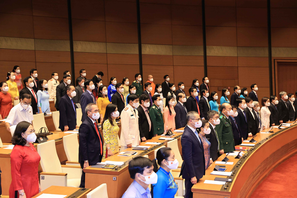 Các đại biểu Quốc hội chứng kiến Thủ tướng Phạm Minh Chính tuyên thệ nhậm chức. (Ảnh: Thống Nhất/TTXVN)