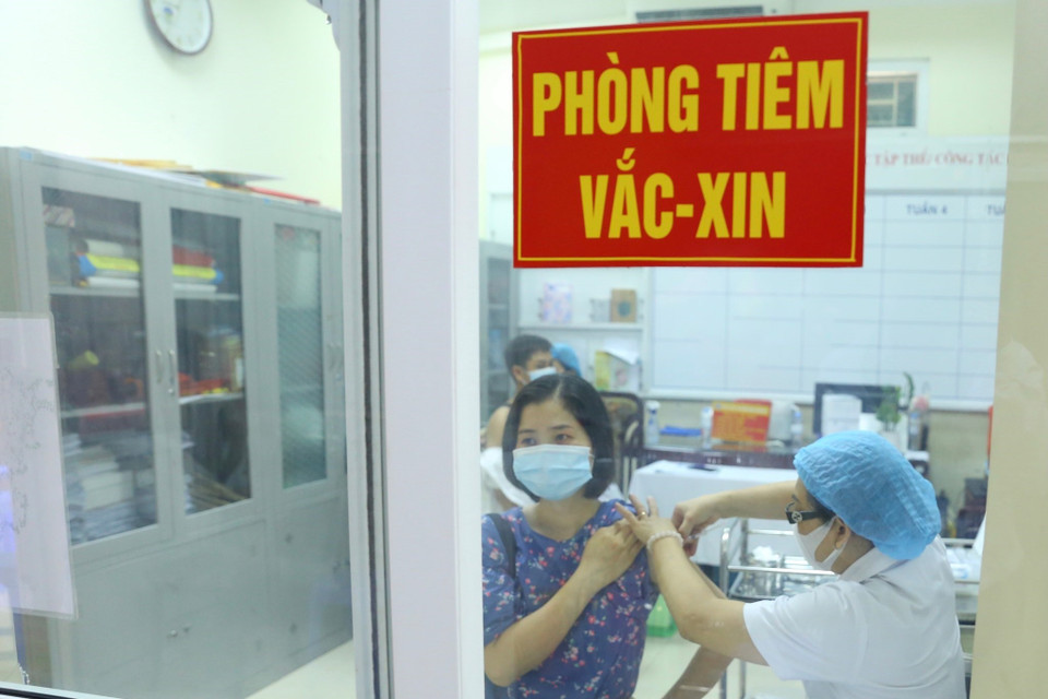 Lực lượng y tế quận Hoàng Kiếm tiêm vaccine Moderna cho người dân sáng 28/7. (Ảnh: Hoàng Hiếu/TTXVN)