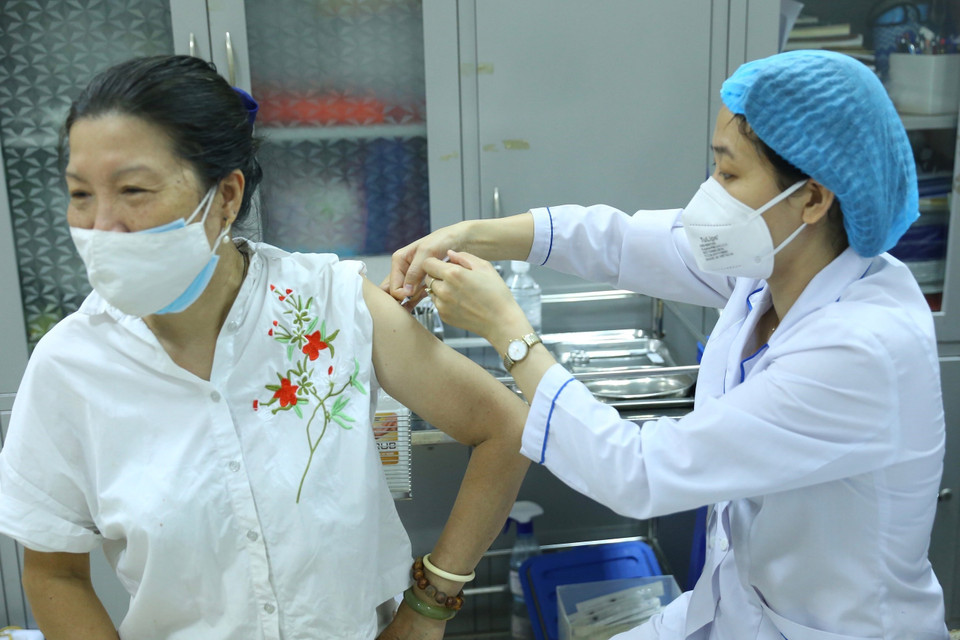 Người lớn tuổi là một trong 10 đối tượng được ưu tiên tiêm sớm (ảnh chụp sáng 28/7 tại Trường tiểu học Nguyễn Du, Hoàn Kiếm). (Ảnh: Hoàng Hiếu/TTXVN)