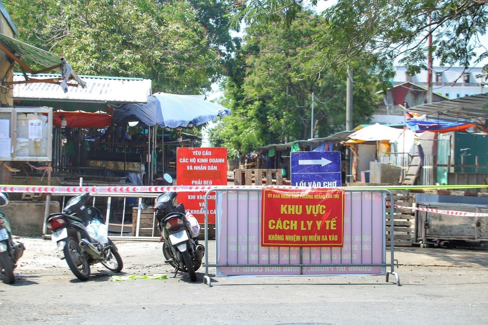 Sáng 28/7, lực lượng chức năng đã phong tỏa chợ đầu mối phía Nam (quận Hoàng Mai, Hà Nội) do có ca nghi nhiễm COVID-19. (Ảnh: Tuấn Đức/TTXVN)
