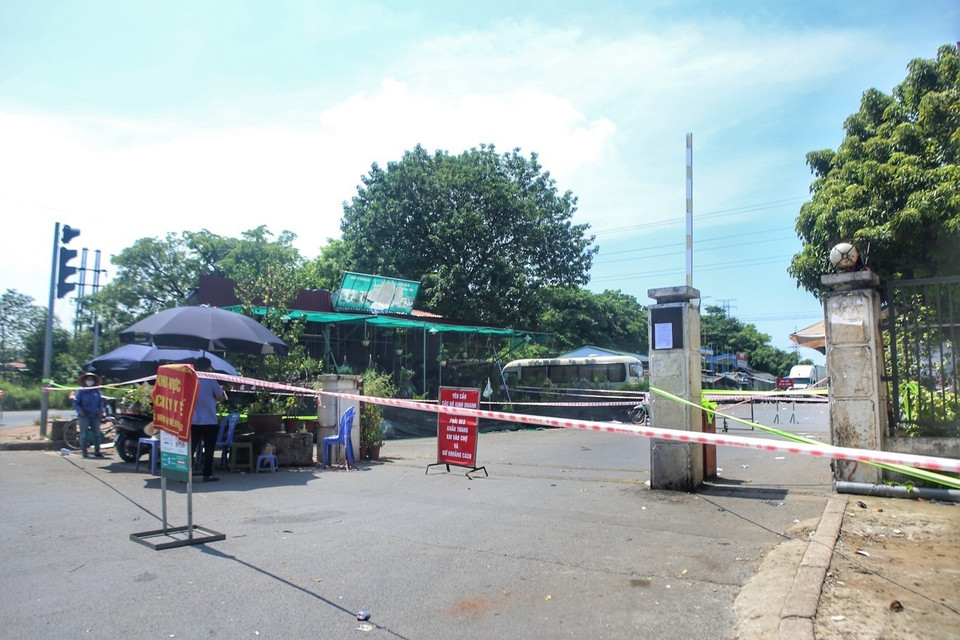 Lực lượng chức năng đã căng dây, phong tỏa toàn bộ khu vực chợ đầu mối phía Nam. (Ảnh: Tuấn Đức/TTXVN)