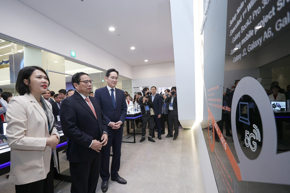 Thủ tướng Phạm Minh Chính nghe giới thiệu về Trung tâm Nghiên cứu và Phát triển (R&amp;D) của Samsung. (Ảnh: Dương Giang/TTXVN)