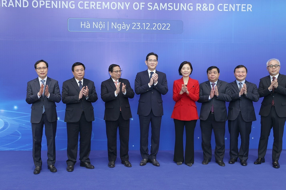 Thủ tướng Phạm Minh Chính và Chủ tịch Samsung Electronics Lee Jae-yong cùng các đại biểu tham dự buổi lễ. (Ảnh: Dương Giang/TTXVN)