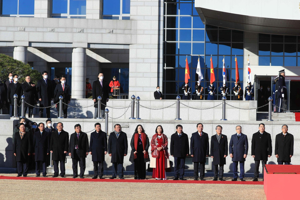 Đoàn đại biểu cấp cao Việt Nam tham dự lễ đón. (Ảnh: Thống Nhất/TTXVN)