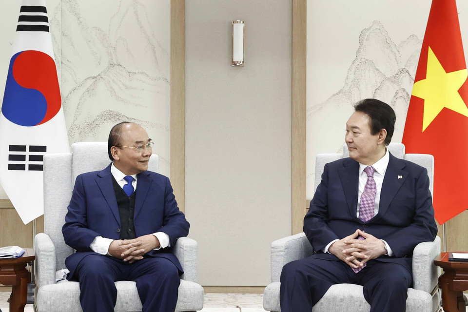 Chủ tịch nước Nguyễn Xuân Phúc gặp hẹp với Tổng thống Hàn Quốc Yoon Suk-yeol. (Ảnh: Thống Nhất/TTXVN)