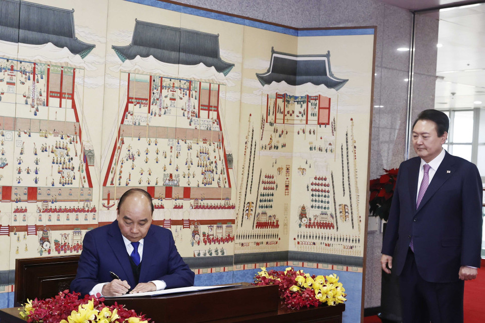 Chủ tịch nước Nguyễn Xuân Phúc viết lưu bút tại Văn phòng Tổng thống Hàn Quốc. (Ảnh: Thống Nhất/TTXVN)