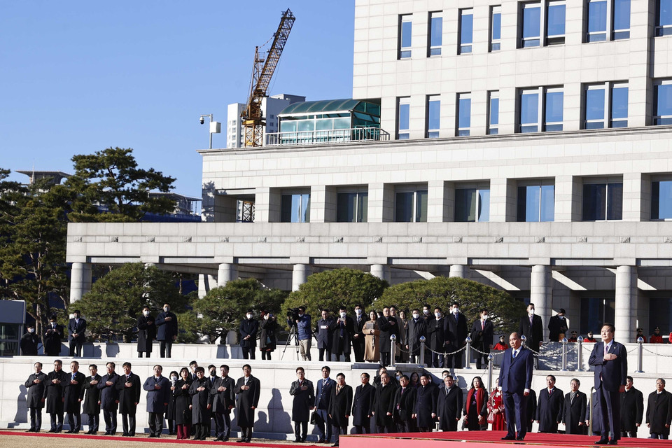 Cử hành quốc ca hai nước tại lễ đón. (Ảnh: Thống Nhất/TTXVN)