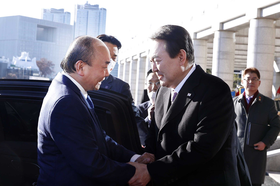 Tổng thống Hàn Quốc Yoon Suk-yeol đón Chủ tịch nước Nguyễn Xuân Phúc. (Ảnh: Thống Nhất/TTXVN)