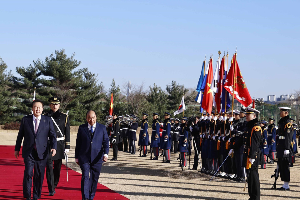 Chủ tịch nước Nguyễn Xuân Phúc và Tổng thống Hàn Quốc Yoon Suk-yeol duyệt đội danh dự. (Ảnh: Thống Nhất/TTXVN)