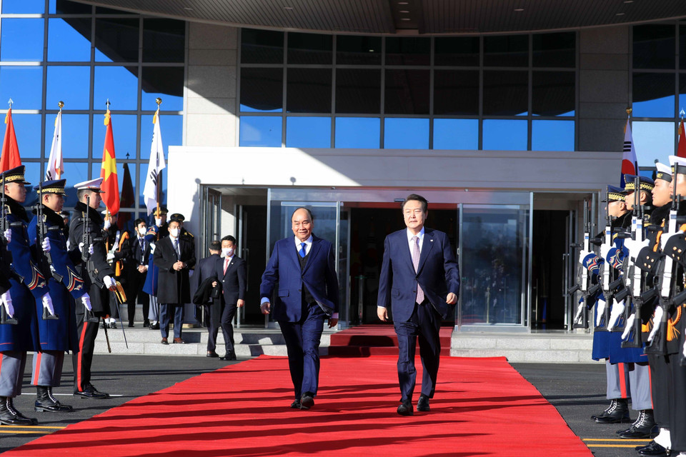 Chủ tịch nước Nguyễn Xuân Phúc và Tổng thống Yoon Suk-yeol tại lễ đón. (Ảnh: Thống Nhất/TTXVN)