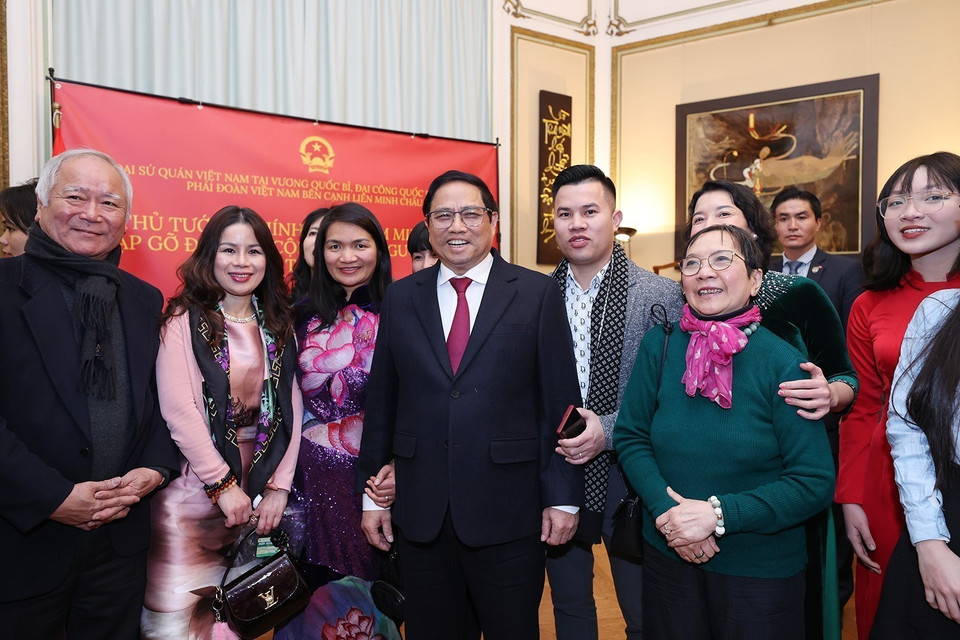 Thủ tướng Phạm Minh Chính chụp ảnh lưu niệm với đại diện cộng đồng người Việt Nam tại Vương quốc Bỉ. (Ảnh: Dương Giang/TTXVN)