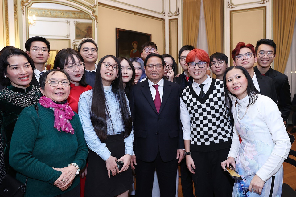 Thủ tướng Phạm Minh Chính chụp ảnh lưu niệm với đại diện cộng đồng người Việt Nam tại Vương quốc Bỉ. (Ảnh: Dương Giang/TTXVN)