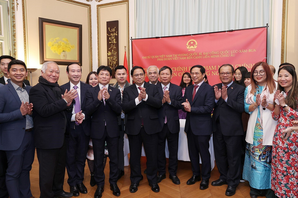 Thủ tướng Phạm Minh Chính với đại diện cộng đồng người Việt Nam tại Vương quốc Bỉ. (Ảnh: Dương Giang/TTXVN)