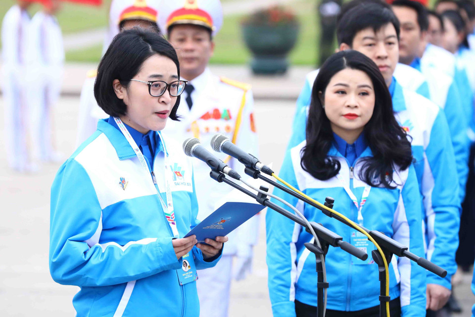 Phó Giáo sư Đào Việt Hằng, Phó Giám đốc Trung tâm Nội soi, Bệnh viện Đại học Y Hà Nội, thay mặt cho tuổi trẻ cả nước báo cáo với Bác những kết quả đã đạt được trong công tác đoàn và phong trào thanh thiếu nhi nhiệm kỳ 2017-2022. (Ảnh: Minh Đức/TTXVN)