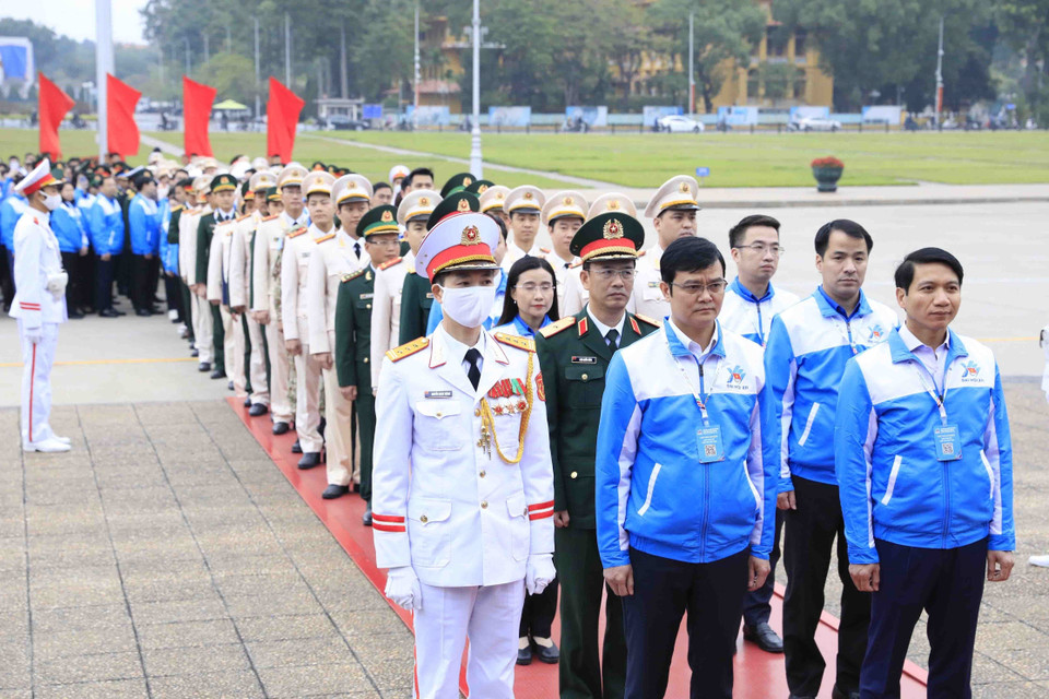 Các đại biểu vào Lăng viếng Chủ tịch Hồ Chí Minh. (Ảnh: Minh Đức/TTXVN)