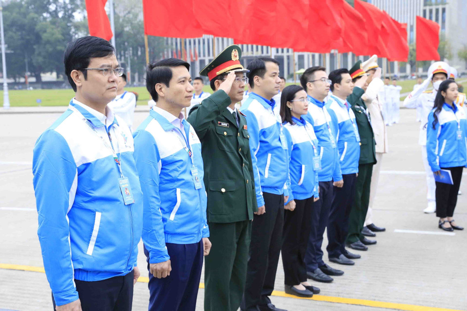 Lãnh đạo Trung ương Đoàn, Hội Liên hiệp thanh niên Việt Nam và Bộ Tư lệnh Bảo vệ Lăng Chủ tịch Hồ Chí Minh cùng các đại biểu tại buổi lễ. (Ảnh: Minh Đức/TTXVN)