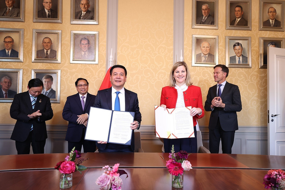 Thủ tướng Phạm Minh Chính và Thủ tướng Hà Lan Mark Rutte chứng kiến lễ ký Tuyên bố chung giữa Bộ Công Thương Việt Nam và Bộ Ngoại giao Vương quốc Hà Lan về hợp tác giảm phát thải trong sản xuất và tiêu dùng. (Ảnh: Dương Giang/TTXVN)