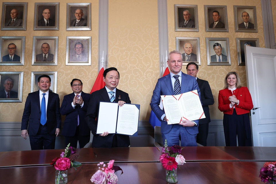 Thủ tướng Phạm Minh Chính và Thủ tướng Hà Lan Mark Rutte chứng kiến lễ ký Kế hoạch hành động chung về quản lý tài nguyên nước giữa Bộ Tài Nguyên Môi trường Việt Nam và Bộ Hạ tầng và Tài nguyên nước Hà Lan. (Ảnh: Dương Giang/TTXVN)