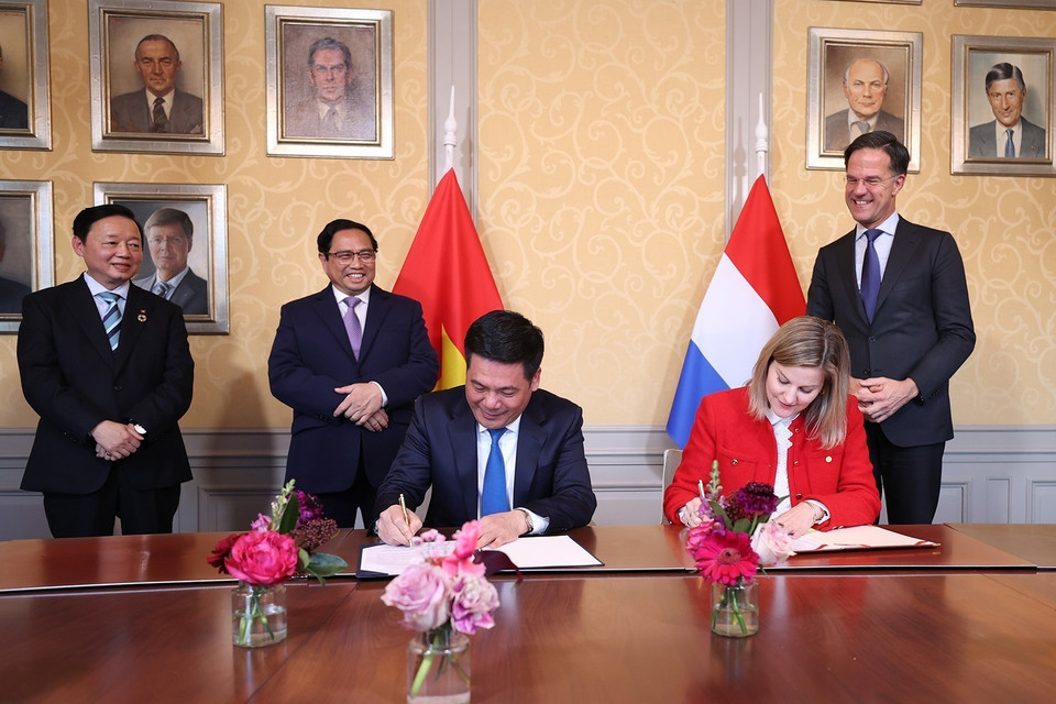 Thủ tướng Phạm Minh Chính và Thủ tướng Hà Lan Mark Rutte chứng kiến lễ ký Tuyên bố chung giữa Bộ Công Thương Việt Nam và Bộ Ngoại giao Vương quốc Hà Lan về hợp tác giảm phát thải trong sản xuất và tiêu dùng. (Ảnh: Dương Giang/TTXVN)