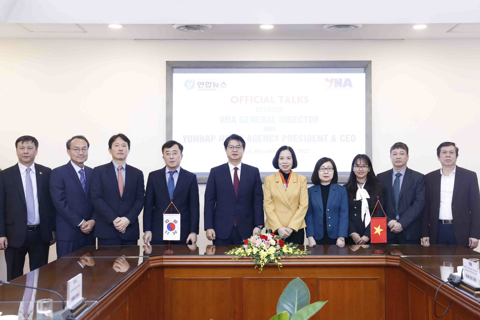 Tổng Giám đốc Thông tấn xã Việt Nam Vũ Việt Trang và Chủ tịch, Giám đốc điều hành Hãng Thông tấn Yonhap Seong Ghi-hong cùng các đại biểu chụp ảnh lưu niệm. (Ảnh: An Đăng/TTXVN)