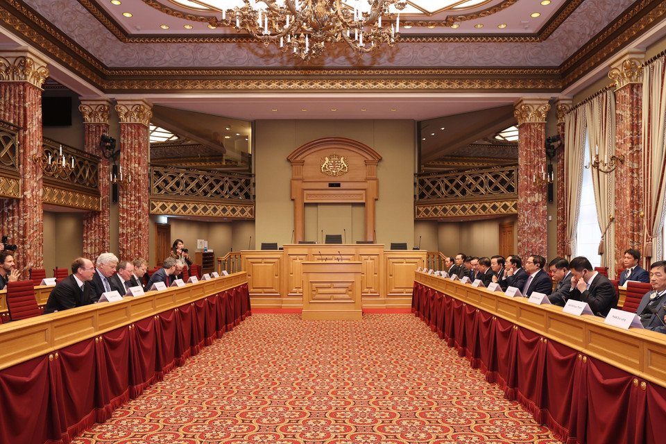 Thủ tướng Phạm Minh Chính hội kiến Chủ tịch Nghị viện Luxembourg Fernand Etgen. (Ảnh: Dương Giang/TTXVN)