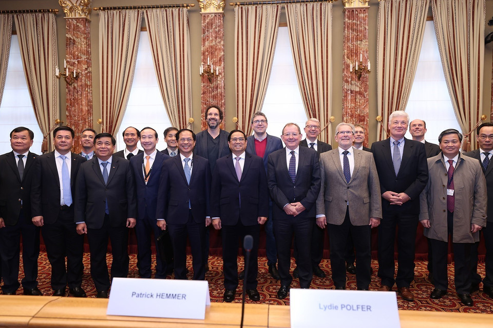 Thủ tướng Phạm Minh Chính và Chủ tịch Nghị viện Luxembourg Fernand Etgen cùng thành viên đoàn hai nước. (Ảnh: Dương Giang/TTXVN)