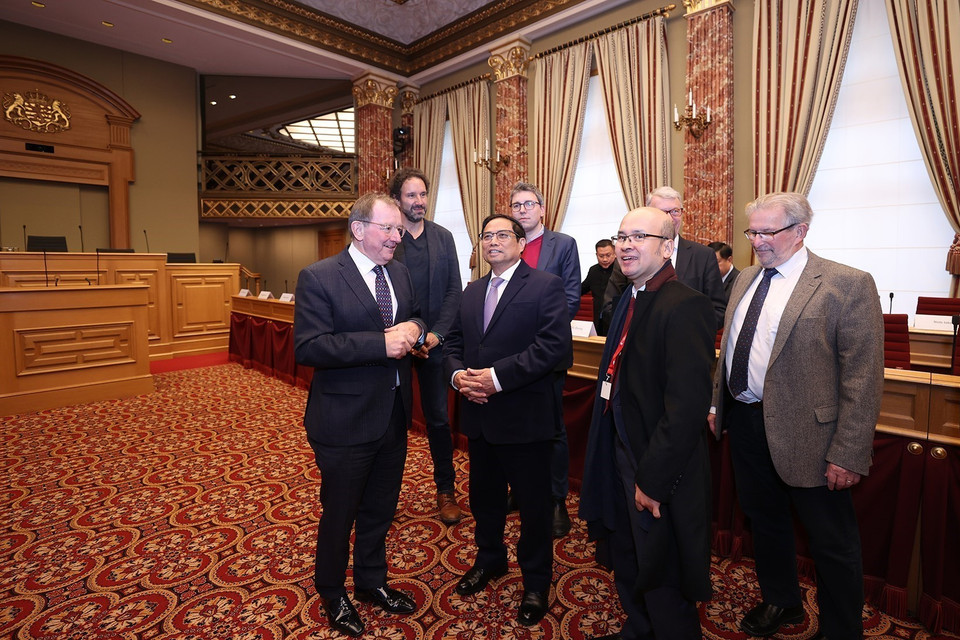 Chủ tịch Nghị viện Luxembourg, Fernand Etgen giới thiệu với Thủ tướng Phạm Minh Chính lịch sử, kiến trúc Toà nhà Nghị viện. (Ảnh: Dương Giang/TTXVN)