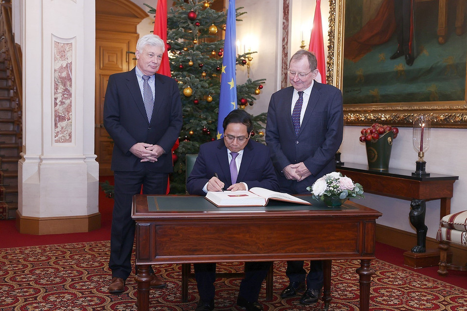 Thủ tướng Phạm Minh Chính viết lưu bút tại Nghị viện Luxembourg. (Ảnh: Dương Giang/TTXVN)