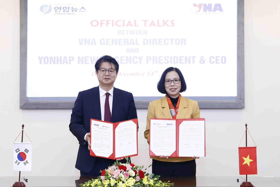 Bản Thỏa thuận Hợp tác nghiệp vụ giữa TTXVN và Yonhap vừa đươc Tổng Giám đốc Thông tấn xã Việt Nam Vũ Việt Trang và Chủ tịch, Giám đốc điều hành Hãng Thông tấn Yonhap Seong Ghi-hong ký kết. (Ảnh: An Đăng/TTXVN)