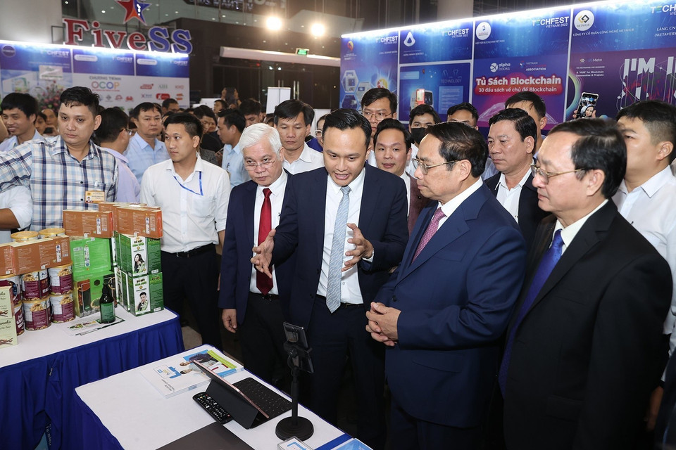 Thủ tướng Phạm Minh Chính tham quan các sản phẩm tại Ngày hội Khởi nghiệp đổi mới sáng tạo quốc gia. (Ảnh: Dương Giang/TTXVN)